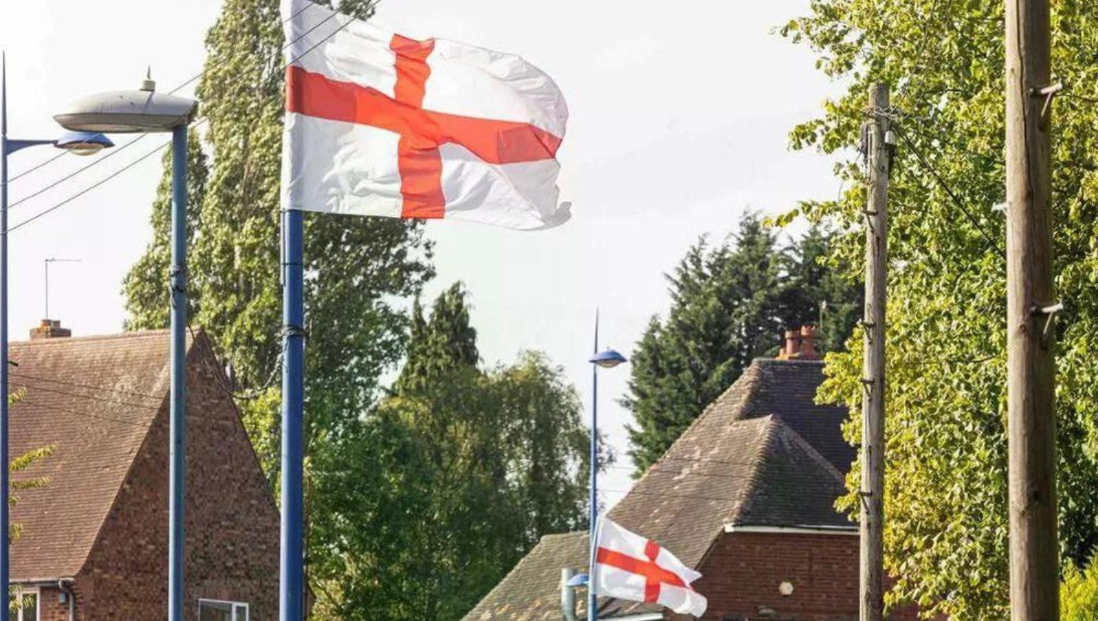 ബ്രിട്ടനിൽ ദേശീയ പതാക കാമ്പയിൻ ശക്തമാകുന്നു.ഓപ്പറേഷൻ റെയ്സ് ദ കളേഴ്സ് വിവാദങ്ങൾക്ക് നടുവിൽ