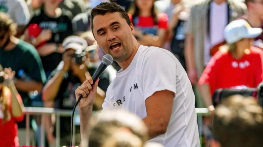 ചാർലി കിർക്ക് വെടിയേറ്റ് മരിച്ചു.