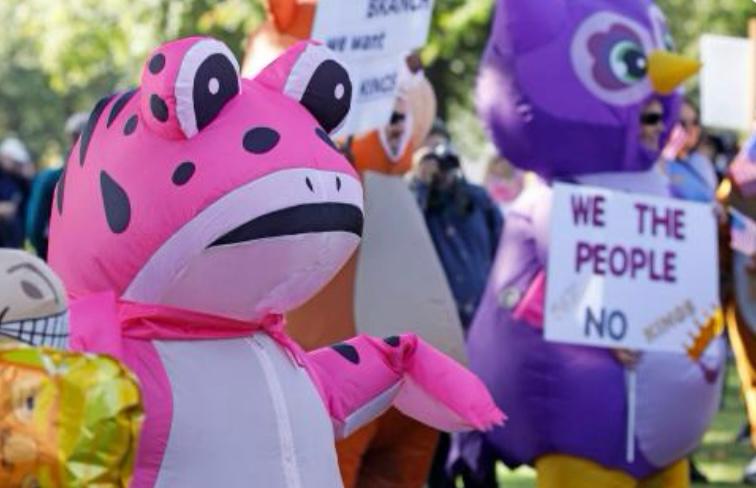 അമേരിക്കയിൽ വീണ്ടും “No Kings” പ്രക്ഷോഭം; ലക്ഷ്യം അധികാര കേന്ദ്രീകരണത്തിനെതിരെ ശക്തമായ സന്ദേശം.