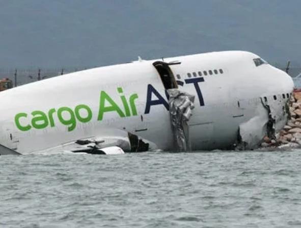 ദുബായിൽ നിന്ന് വന്ന കാർഗോ വിമാനം കടലിൽ പതിച്ചു; രണ്ട് മരണം.