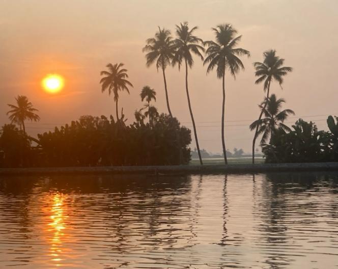 “ഉള്ളതിൽ തൃപ്തിയോടെ ജീവിക്കാം എന്ന് മനസ്സിലാക്കുപ്പോൾ, ജീവിതം ഒരു പാഠമായി മാറുന്നു.”