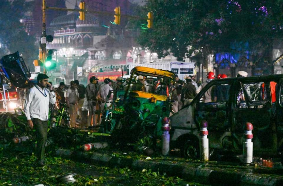 ഡല്‍ഹിയില്‍ കാറില്‍ സ്‌ഫോടനം; ഒന്‍പത് പേര്‍ മരിച്ചു.
